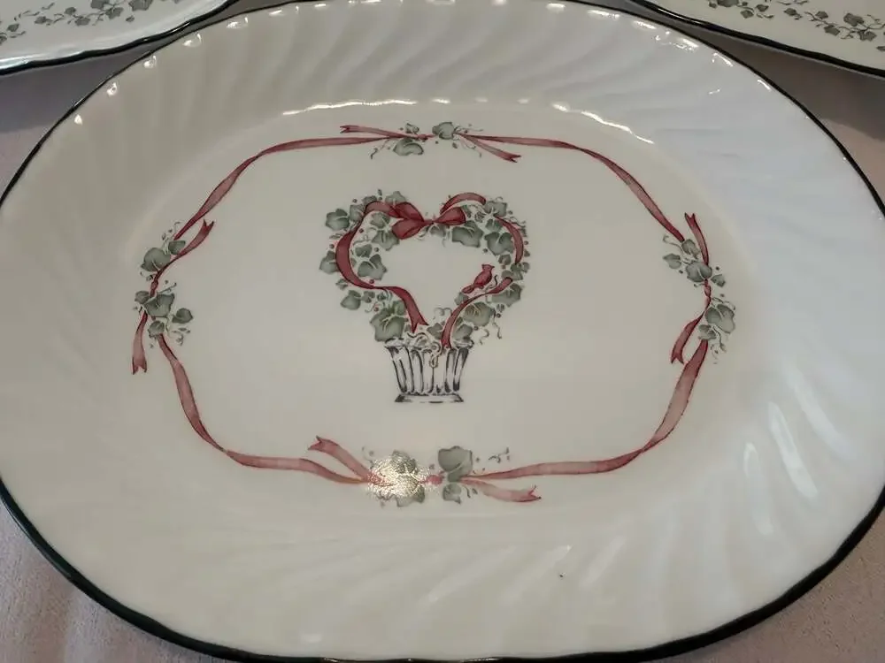 Set of 3 Corelle Callaway Holiday Serving Platters with Ivy and Ribbon Motif
